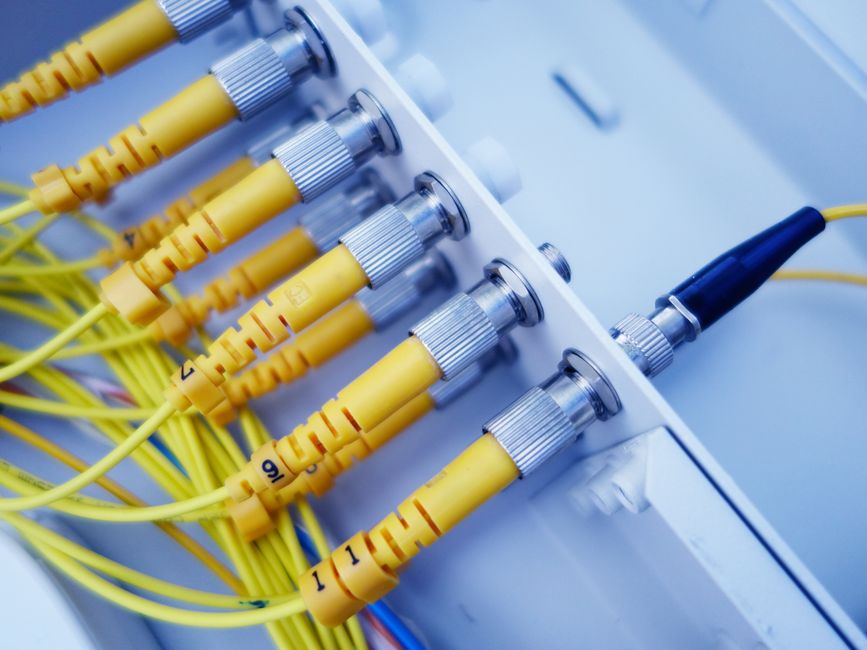 Data center network switches and cabling infrastructure for AI GPU clusters