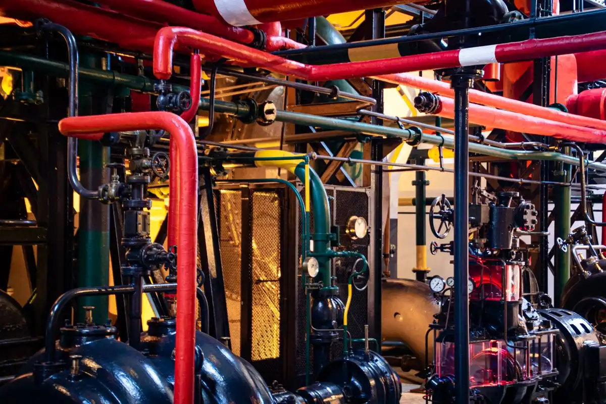 Data center power distribution with redundant UPS systems