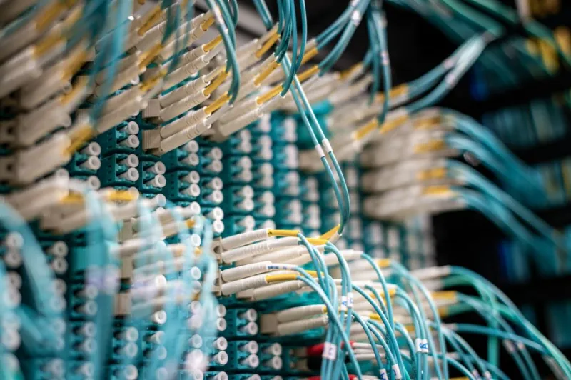 Network Fabric Design for GPU Clusters: Spine-Leaf, RDMA & Rail-Optimized Topologies [2026]